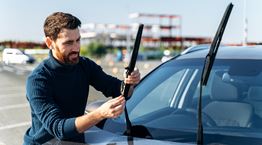 Μερικά έξυπνα κόλπα για να αντέξουν περισσότερο οι υαλοκαθαριστήρες σου