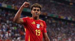 Σε άλλα νέα, ο Lamine Yamal έκανε live στο Instagram και έδειξε γυμνούς τους συμπαίκτες του