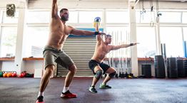 3 ασκήσεις με kettlebell που θα σε βοηθήσουν να δυναμώσεις τους κοιλιακούς σου