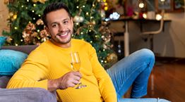 Χριστούγεννα: Πώς θα περάσεις και μόνος σου καλά