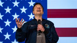 O Elon Musk 'τα βάζει' με την Jennifer Lopez για να υπερασπιστεί τον Trump