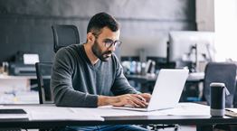 H συνήθεια που σαμποτάρει την εργασιακή σου ρουτίνα