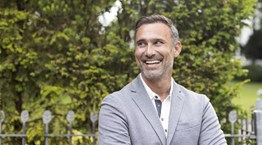 Ο Γιώργος Καπουτζίδης είναι ένας άνθρωπος που λέει ιστορίες