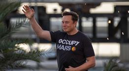 Πρώην του Elon Musk δημοπράτησε φωτογραφίες του από τη σχολή