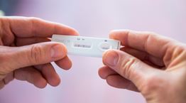 Πώς θα κάνεις στο σπίτι το self test κορονοϊού