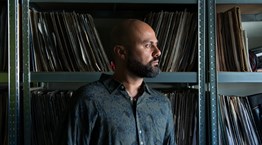 Ο Bengoa φτιάχνει πια μουσική για τα κόκκινα μέρη σου