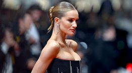 Η Rosie Huntington ποζάρει μόνο με τα κοσμήματά της