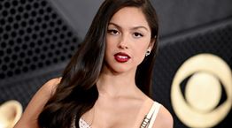 H Olivia Rodrigo ποζάρει φορώντας μόνο το μπικίνι της, για να μπει καλά η εβδομάδα μας