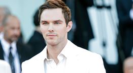 O Nicholas Hoult 'κλέβει' την παράσταση στο βίντεο κλιπ Mess It Up των Rolling Stones