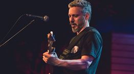 Σε άλλα νέα, είδαμε τον Αλκίνοο Ιωαννίδη να τραγουδα τον &#39;Προσκυνητή&#39; στο Columbia