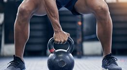 5 κλασικές ασκήσεις με kettlebell για το σπίτι