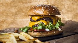 Η απόλυτη συνταγή για τη σημερινή Double Cheeseburger Day