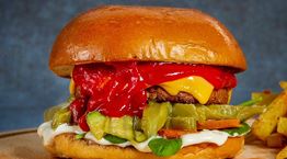 Ήρθε η ώρα να μιλήσουμε για το πιο viral vegan burger της Αθήνας