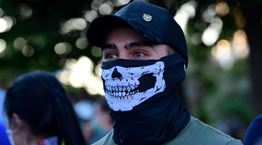 Εκατοντάδες Ισπανοί διαδήλωσαν ενάντια στη χρήση μάσκας