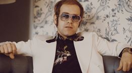 Οι εκκεντρικές εμφανίσεις του Elton John που θα θυμόμαστε πάντα