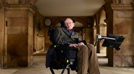 O Stephen Hawking λέει ότι δεν υπάρχει Θεός, υψώνει το μεσαίο δάχτυλο, πεθαίνει