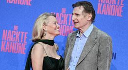 Σε άλλα νέα, ο Liam Neeson και η Pamela Anderson είναι ζευγάρι