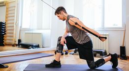 Το squat-split με λάστιχα θωρακίζει τις αρθρώσεις σου