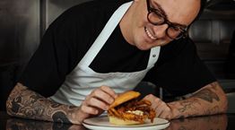 Όλοι τρώνε με μανία αυτό το burger με καβούρι