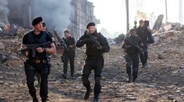 Σε άλλα νέα, οι "Αναλώσιμοι" έρχονται Θεσσαλονίκη