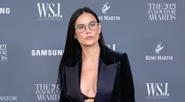 Η Demi Moore κάνει SUP στη Γαλλική Ριβιέρα, ή και όχι