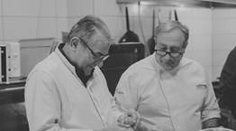 The Athenian House: Jerome Serres και Γιάννης Μπαξεβάνης μαζί στην Σαντορίνη