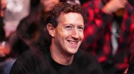 O Mark Zuckerberg έκανε σερφ με σμόκιν, μία αμερικανική σημαία και μπύρα