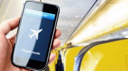 Γιατί πρέπει να βάζουμε το κινητό σε 'λειτουργία πτήσης' και εκτός αεροπλάνου