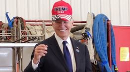 O λόγος που ο Biden εμφανίστηκε με καπέλο της καμπάνιας του Trump