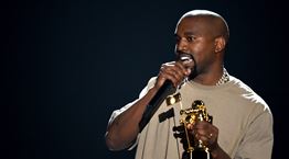 Τι δουλειά είχε ο Kanye West στην πασαρέλα του οίκου Balenciaga;