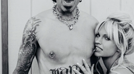 Lily James και Sebastian Stan όπως λέμε Pamela Anderson και Tommy Lee