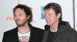 Ο γιος του David Bowie τιμά τον πατέρα του