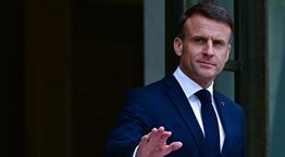 O Emmanuel Macron "θα παλέψει σκληρά" για να παραμείνει το Emily in Paris στο Παρίσι