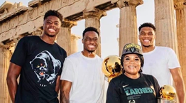 Ο Γιάννης Αντετοκούνμπο και το τρόπαιο του ΝΒΑ στην Ακρόπολη