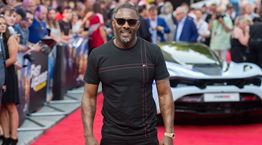 Το καλοκαιρινό total black look του Idris Elba