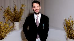 Ο Jacquemus μόλις τιμήθηκε με το παράσημο του Ιππότη του Τάγματος των Τεχνών και των Γραμμάτων