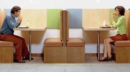 Το να τρως έξω μόνος κάνει κακό στην υγεία σου και στο περιβάλλον