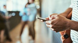 Πώς θα ήταν ένα σχολείο χωρίς smartphones για έναν χρόνο;