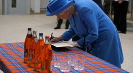 Τι ποτό πίνει η βασίλισσα Ελισάβετ;