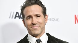 O Ryan Reynolds τρολάρει την αγκαλιά Blake Lively - Taylor Swift