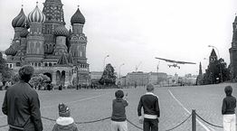 Τότε που ένας έφηβος πέταξε πάνω από το Σιδηρούν Παραπέτασμα και προσγειώθηκε στη Μόσχα