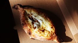 Khachapuri, το αριστουργηματικό πεϊνιρλί της Γεωργίας