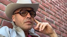 Ο Billy Zane είναι φτυστός ο Marlon Brando στην ταινία Waltzing with Brando