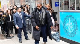 Γιατί η νέα σειρά ρούχων του Kanye West πωλείται σε σακούλες σκουπιδιών;
