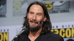 Ο Keanu Reeves αγκαλιάζει σκυλάκια, το ίντερνετ λιώνει