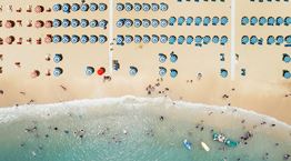 Πλέξιγκλας και τούνελ στις παραλίες: Το σχέδιο των Ιταλών για το καλοκαίρι