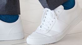 Sneakers με κοστούμι, γιατί όχι;