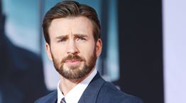 O Chris Evans ποστάρει κατά λάθος γυμνή φωτογραφία του και το ίντερνετ καταρρέει