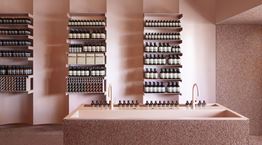 Ο Ελληνοαυστραλός κομμωτής που έχτισε μία αυτοκρατορία από υγρά σαπούνια χεριών