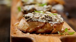 Μπρουσκέτες με ψητό χαλούμι και ταπενάντ σύκου